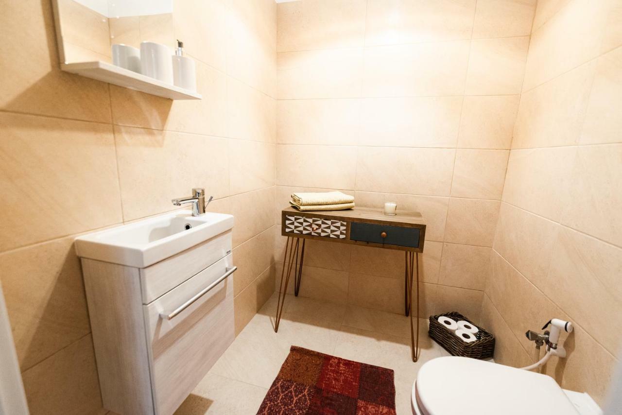 Private 5 Star 3 Room Flat And In-Door Pkg Nitra Bagian luar foto