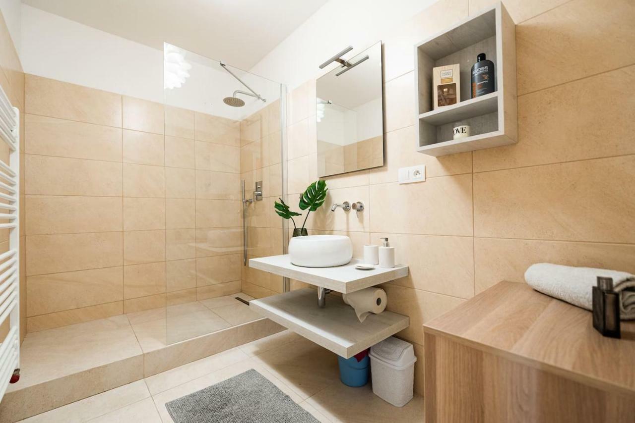 Private 5 Star 3 Room Flat And In-Door Pkg Nitra Bagian luar foto