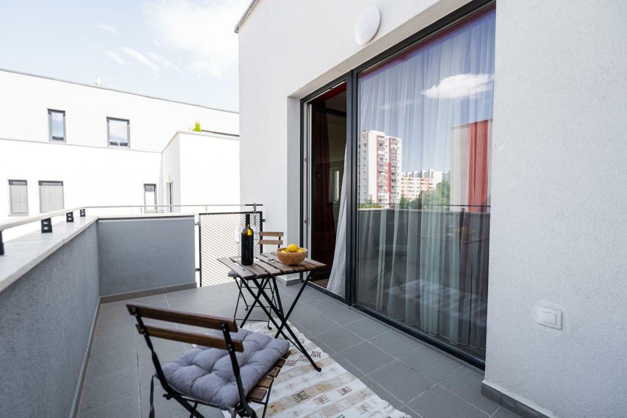 Private 5 Star 3 Room Flat And In-Door Pkg Nitra Bagian luar foto