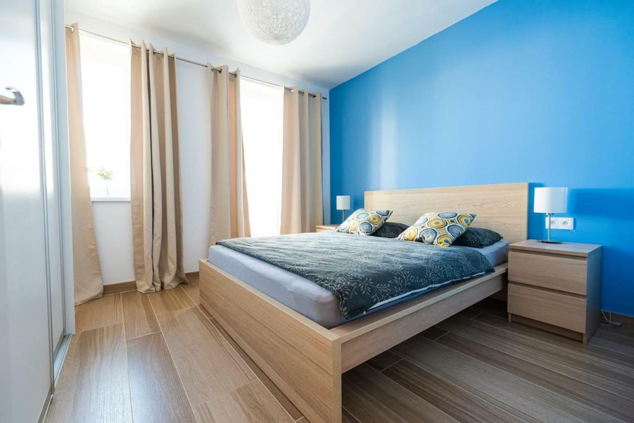 Private 5 Star 3 Room Flat And In-Door Pkg Nitra Bagian luar foto