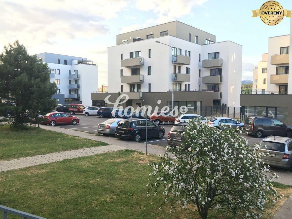Private 5 Star 3 Room Flat And In-Door Pkg Nitra Bagian luar foto